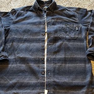 Men’s Woolrich button up top